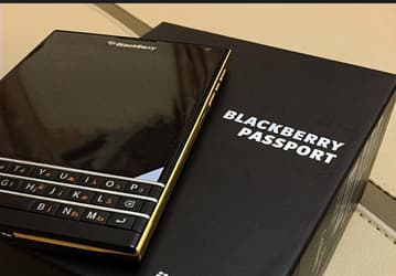 Фото дня: смартфон BlackBerry Passport Gold Edition