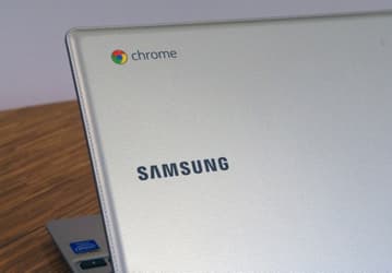 Samsung обновила свой хромбук 2012 года и обтянула крышку искусственной кожей