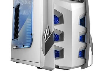 Вместительный корпус Raidmax Vampire Winterfall окрашен в белый цвет
