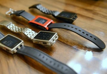 Pebble снижает стоимость своих часов до $100 и $200 за обычную и металлическую версии соответственно