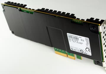 Скорость последовательного чтения SSD Samsung XM1715 достигает 3 000 МБ/с, последовательной записи — 2200 МБ/с, а объем равен 3,2 ТБ