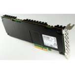 Скорость последовательного чтения SSD Samsung XM1715 достигает 3 000 МБ/с, последовательной записи — 2200 МБ/с, а объем равен 3,2 ТБ