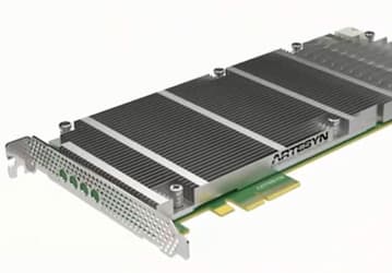 На карте расширения Artesyn SharpStreamer для шины PCI Express установлено четыре процессора Intel Core i7-4650U и 32 ГБ памяти