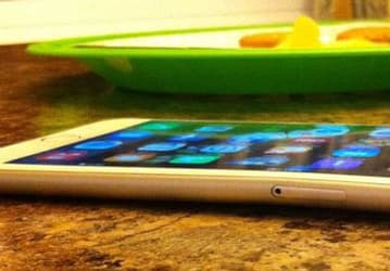 Первые пользователи Apple iPhone 6 Plus уже жалуются, что смартфон можно нечаянно согнуть