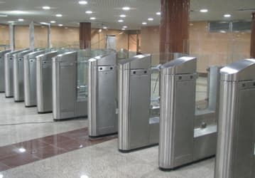 В кассах московского метро начнут принимать банковские карты