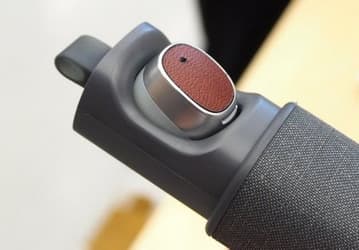 Moto Hint — «умный» крошечный беспроводной наушник для голосового управления смартфоном