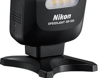 Портативная вспышка Nikon Speedlight SB-500 оборудована встроенной светодиодной лампой