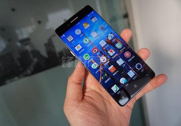 Фотогалерея дня: «безрамочный» смартфон Oppo