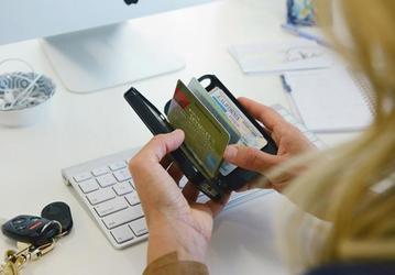 New Wallet: чехол для iPhone, который заодно играет роль бумажника и не дает потерять ключи
