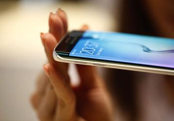 Samsung пришлось досрочно наращивать выпуск изогнутых дисплеев, поскольку спрос на смартфоны Galaxy S6 Edge превзошел ожидания