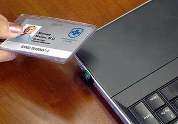 Миниатюрное устройство RF IDeas pcProx Nano идентифицирует пользователя по бейджу 