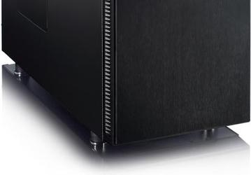 В компьютерном корпусе Fractal Design Define S накопители устанавливаются вертикально