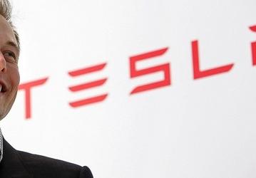 Илон Маск покупает акции своей компании Tesla, которая терпит убытки