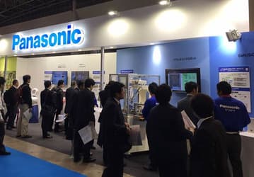 Робот для уборки томатов показан компанией Panasonic на выставке International Robot Exhibition 2015 