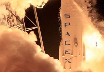 SpaceX впервые удалось совершить вертикальную посадку первой ступени ракеты Falcon 9