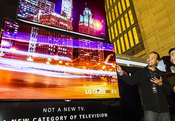 На CES 2016 компания LG покажет 77-дюймовую гибкую панель OLED с малым радиусом кривизны
