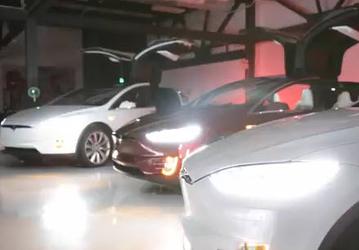 Tesla Motors поздравила всех с праздниками при помощи кроссоверов Tesla Model X