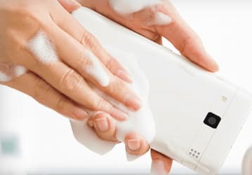 Смартфон Kyocera Digno Rafre можно мыть горячей водой с мылом