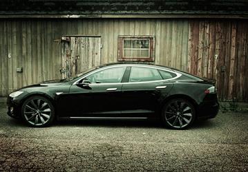 Автомобили Tesla Model S получат доступ к потоковому сервису Spotify
