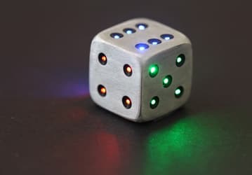 В кубике для настольных игр Luma Dice установлен 21 светодиод