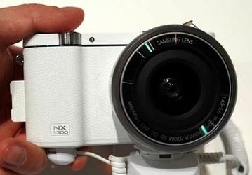 В камере Samsung NX3300 используется датчик изображения формата APS-C разрешением 20,3 Мп