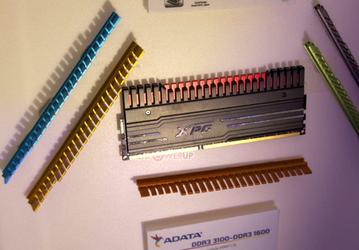 Радиаторы модулей памяти Adata XPG V3 DDR3 Memory имеют вставку, отводящую тепло от внутреннего слоя металлизации печатной платы