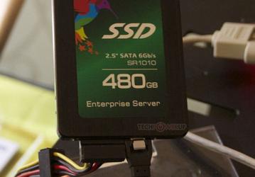 В серверном твердотельном накопителе Adata SR1010 используется контроллер SandForce SF-2581