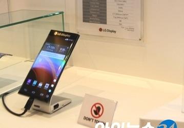 LG продемонстрировала смартфон с дисплеем P-OLED, загнутым на обе грани устройства