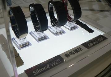 Браслеты Toshiba Silmee W20 и W21 могут оценить, как много человек говорит, и не только