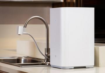 Компактный очиститель воды Xiaomi Mi Water Purifier содержит четыре фильтра, включая систему обратного осмоса