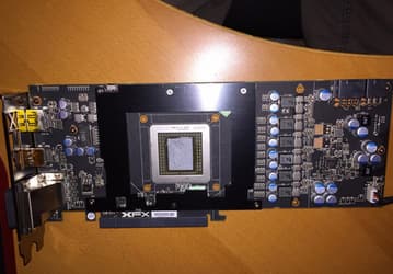 Разборка показала, что 3D-карта Radeon R9 390X повторяет модель Radeon R9 290X даже в мелочах