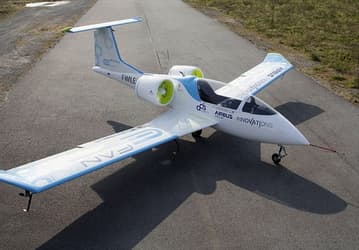 Airbus E-Fan 2.0 — двухместный электрический самолёт массой 500 кг, способный развивать скорость до 220 км/ч