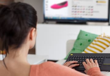 Клавиатура Logitech Wireless Touch Keyboard K400 Plus оснащена встроенным тачпадом 