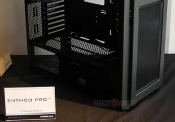 В компьютерном корпусе Phanteks Enthoo Pro радиатор СВО может быть установлен между системной платой и блоком питания