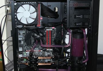 Разветвитель позволяет питать две системы, собранные в корпусе Phanteks Enthoo Mini XL, от одного блока питания