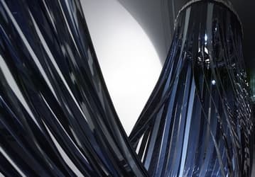 На основе цветных электрофоретических панелей E Ink Prism создали динамическую скульптуру eFlow