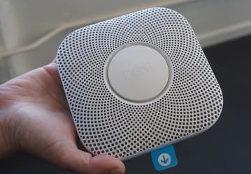 Второе поколение детектора дыма Nest Protect получило новый тип датчика и стало умнее