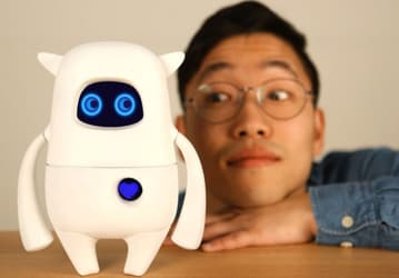 Робот AKAStudy Musio может поддержать разговор со своим хозяином