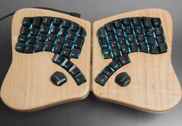 Model 01 — механическая эргономичная клавиатура, состоящая из двух раздельных блоков