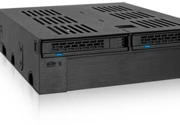 Icy Dock ExpressCage MB322SP-B превращает отсек типоразмера 5,25 дюйма в отсек типоразмера 3,5 дюйма и два отсека типоразмера 2,5 дюйма