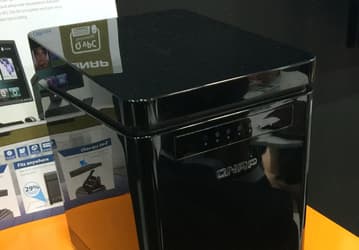В сетевое хранилище QNAP TS-453mini накопители загружаются сверху