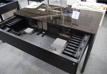 В экспозицию Lian Li на выставке CeBIT 2015 вошел новый вариант компьютерного корпуса в виде стола