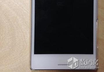На новых фото смартфон Sony Xperia M4 Aqua запечатлен в белом варианте