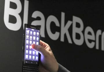 Компания BlackBerry показала на MWC2015 смартфон-слайдер с изогнутым экраном