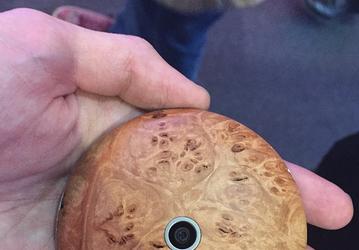 Фото круглого смартфона Monohm Runcible с выставки MWC 2015