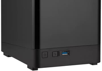 Сетевое хранилище QNAP TS-453mini рассчитано на четыре накопителя, которые загружаются сверху
