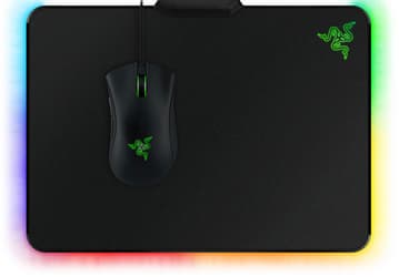 Игровой коврик Razer Firefly подключается к порту USB двухметровым кабелем с позолоченным разъемом