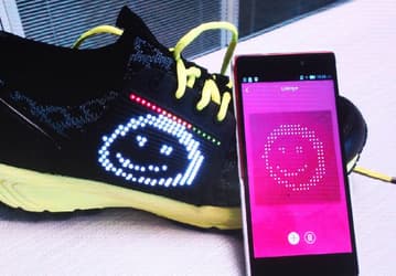 Lenovo показал концепт «умной» обуви Smart Shoes, способной определять настроение владельца