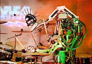 Рок-группа роботов Compressorhead собирает средства на создание вокалиста и запись первого студийного альбома