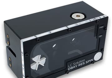 Резервуар для охлаждающей жидкости EK-DBAY Spin Reservoir (R3.0) занимает два отсека типоразмера 5,25 дюйма